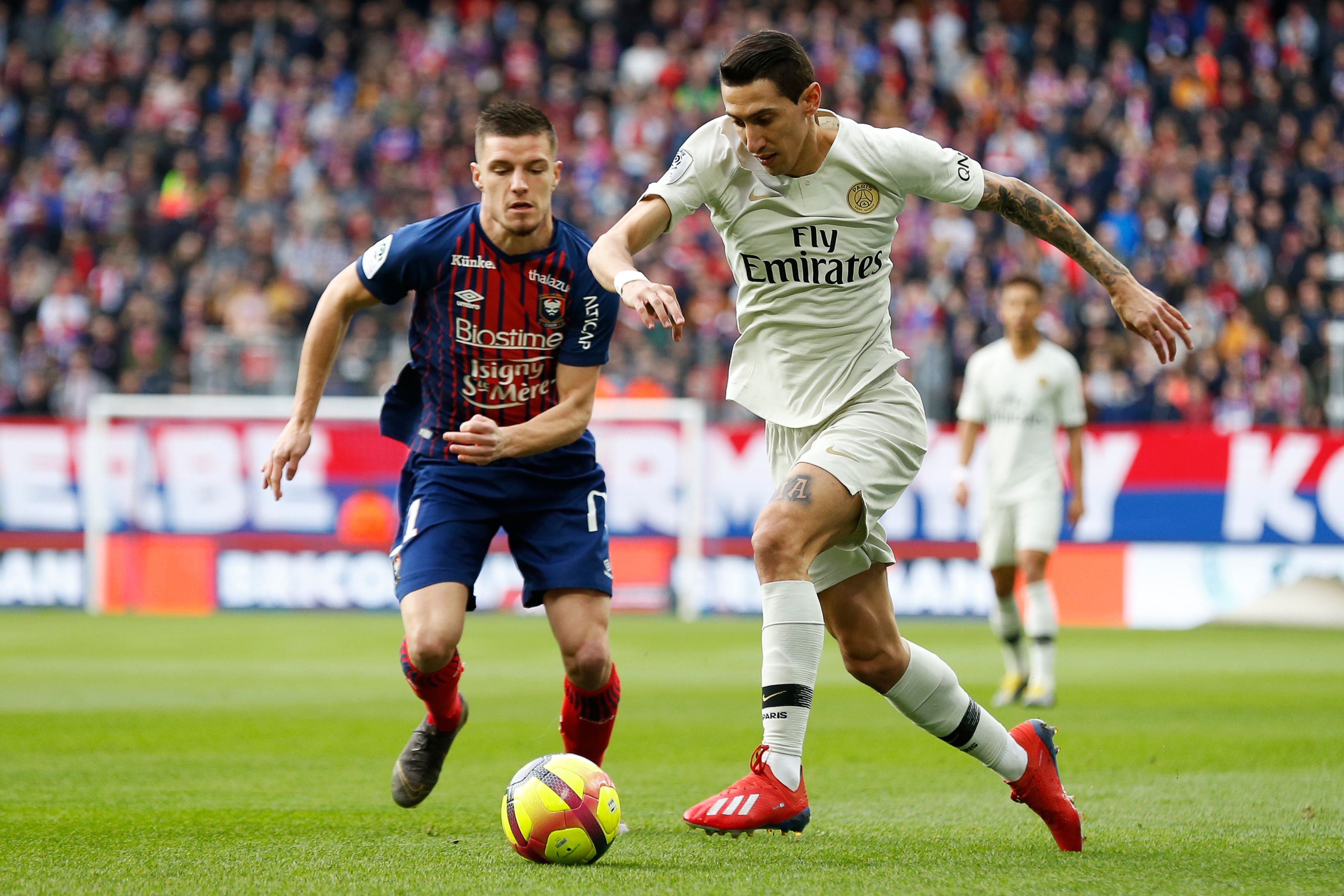 亚足联官网：上海海港卫冕中超冠军，却在亚洲赛场举步维艰（亚足联官网：上海海港再夺中超桂冠，亚洲赛场步履维艰）