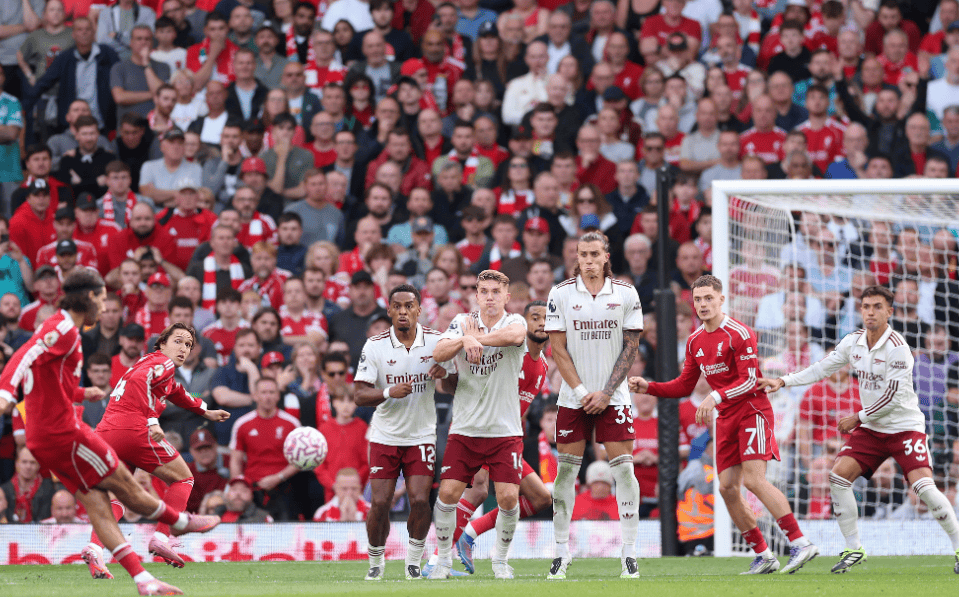 斯洛特两度弃用萨拉赫收奇效，利物浦四场不败迎欧冠胜利（斯洛特两次雪藏萨拉赫见成效，利物浦四战不败迎来欧冠胜利）
