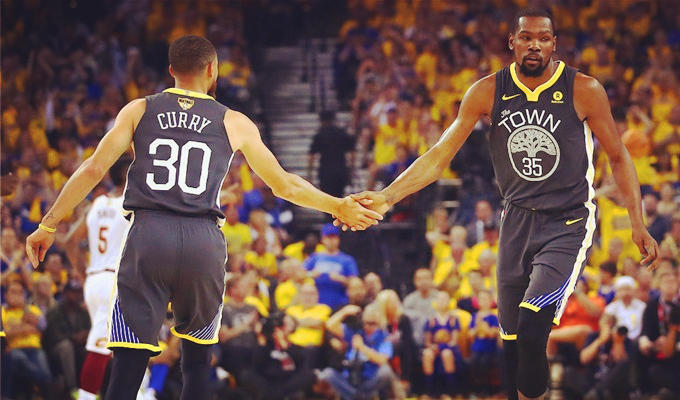 开场16分钟35秒，巴萨遭遇欧冠单场比赛最快的两个丢球（巴萨在欧冠开场16分35秒连丢两球，创单场最快丢球纪录）