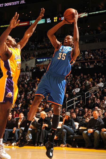 雷霆克星！文班25分钟19+11集锦 高难后仰单挑切特天赋碾压（雷霆苦主！文班25分钟19+11高光：高难后仰单挑切特，天赋全面压制）