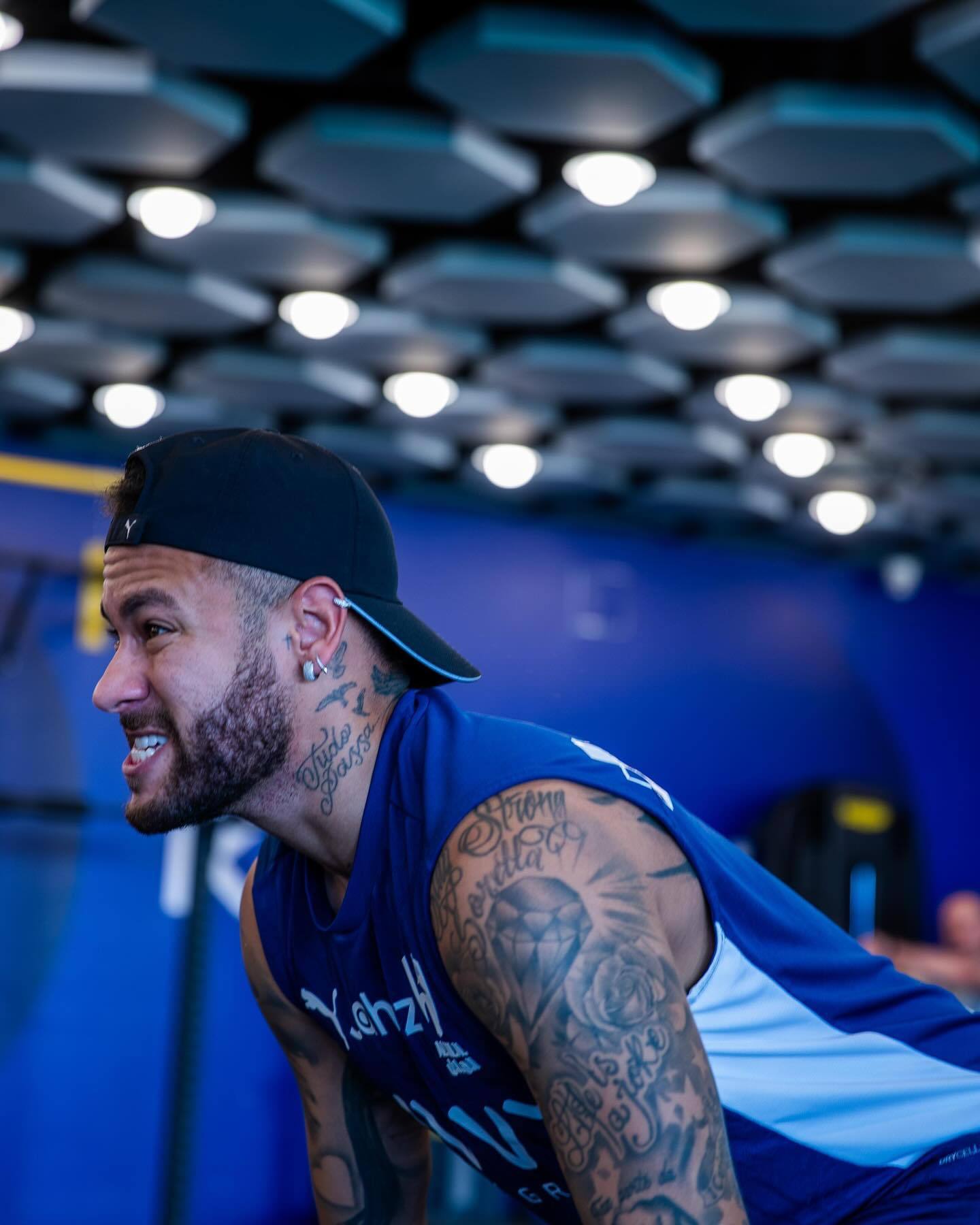 33+10+10+4帽！奎因昨日得分篮板助攻盖帽领跑两队 乔丹后首新秀（33分10篮板10助攻4盖帽！奎因昨夜四项数据全场第一，成乔丹后首位新秀）