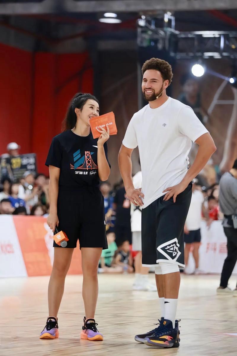 官方：因对裁判拉眼角，全北助教被禁赛五场并罚款两千万韩元（官方通报：全北助教因对裁判做出拉眼角手势，禁赛5场并罚款2000万韩元）