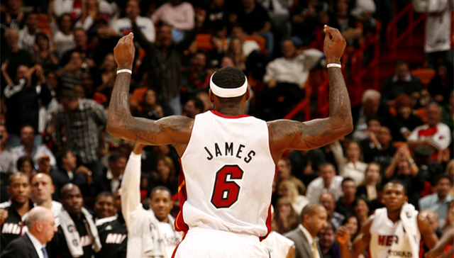 顶级防守！徐杰且退且防让霍勒迪1打1没成 但刘颜诚冲抢补篮得手（徐杰退守封杀霍勒迪单挑，刘颜诚迅速跟进抢板补篮命中）