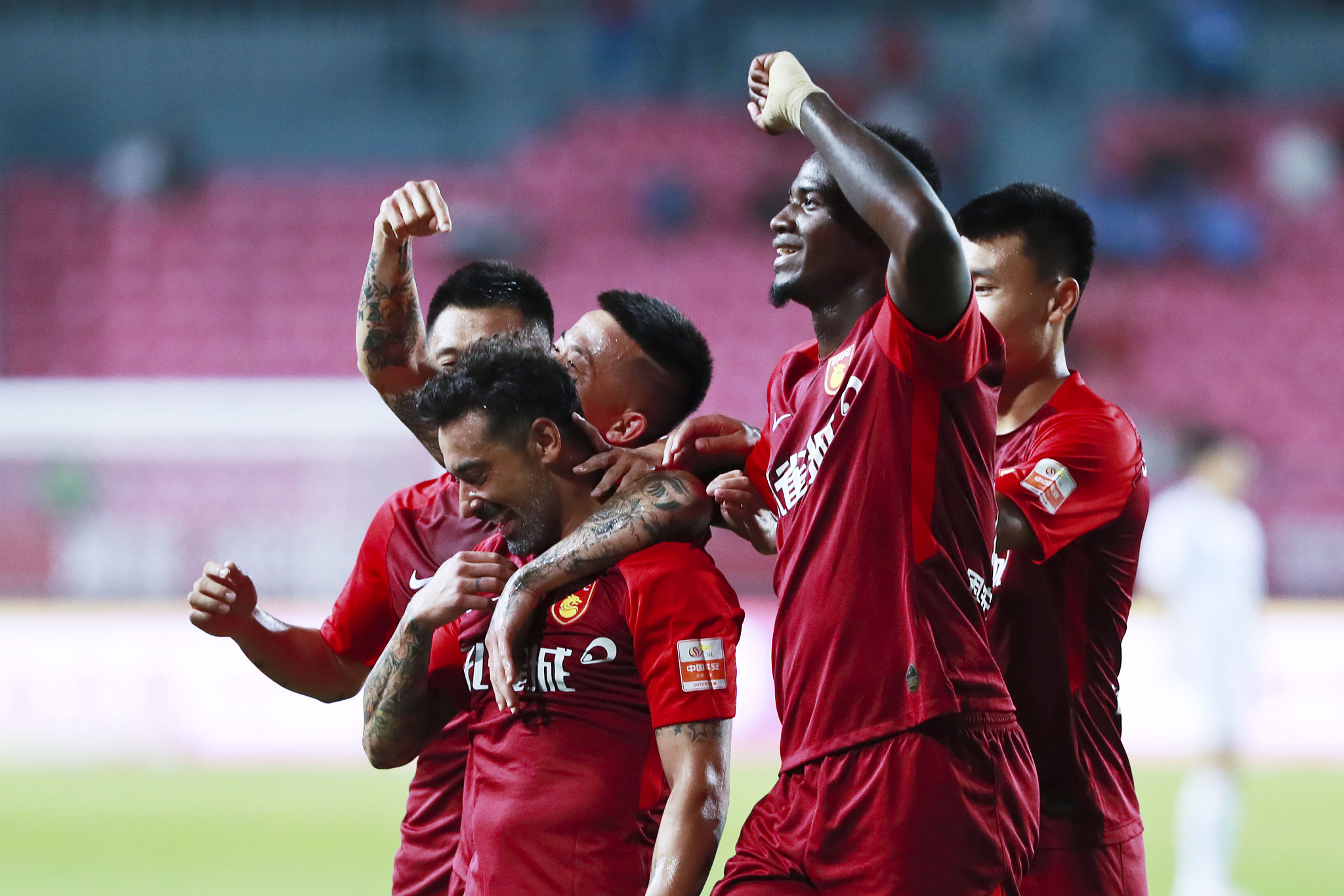 科比吊牌引热议，建议增设二维码防退货（科比吊牌惹争议，呼吁加印二维码防止退货）