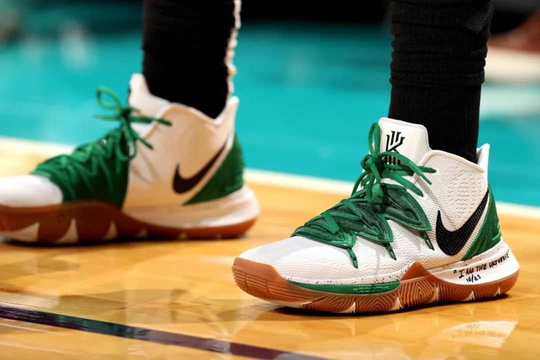 遇求不满：董方卓爆英超派对一夜千女，王楚淇支持C罗言论。（董方卓曝英超派对“一夜千女”，王楚淇支持C罗观点）