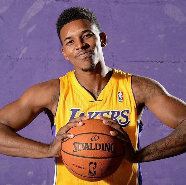 AL晒和拜仁跨界联动：老板菲菲和拜仁名宿皮萨罗交换队服（AL携手拜仁跨界互动：老板菲菲与名宿皮萨罗互换球衣）