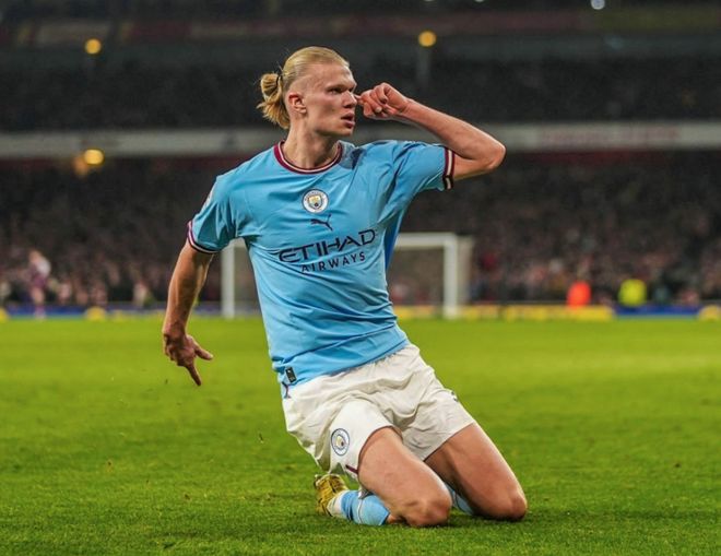 内维尔：卢克·肖防守时必须更强硬，他让后防的队友陷入两难（内维尔点名卢克·肖：防守强度需提升，别再让后防队友为难）