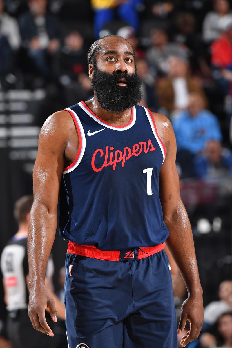 TA：皇马球星团队深度介入更衣室，阿隆索管理面临额外挑战（TA：皇马巨星随行团队深度干预更衣室，阿隆索执教面临新增难题）