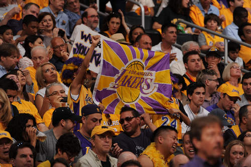 差距巨大！火箭篮板51-28领先，进攻篮板22-8（火箭篮板统治：总板51-28，进攻板22-8压制对手）