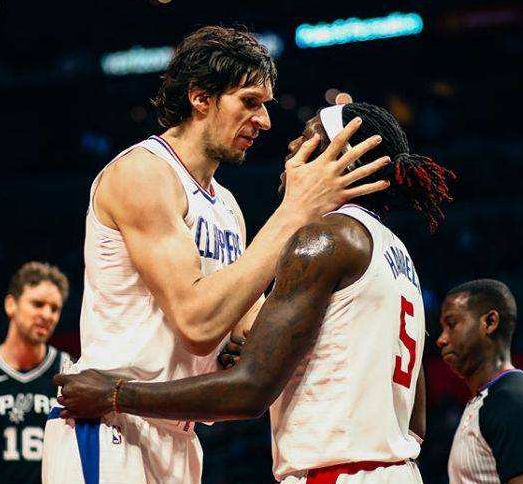 不在状态！奎因半场10中4拿到8分 有3失误4犯规（状态低迷！奎因半场10投4中仅得8分，3次失误+4次犯规）