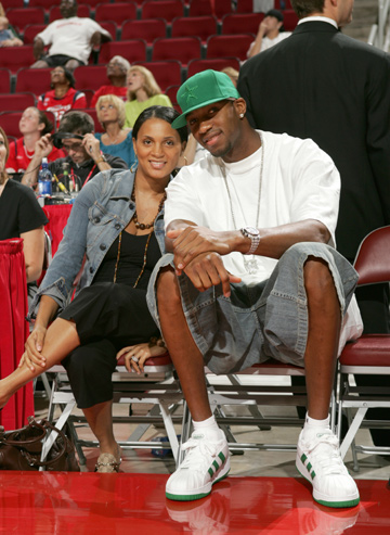 宣布了！西蒙斯新身份！NBA状元无球可打（官宣：西蒙斯身份转变，昔日NBA状元陷入无球可打困境）