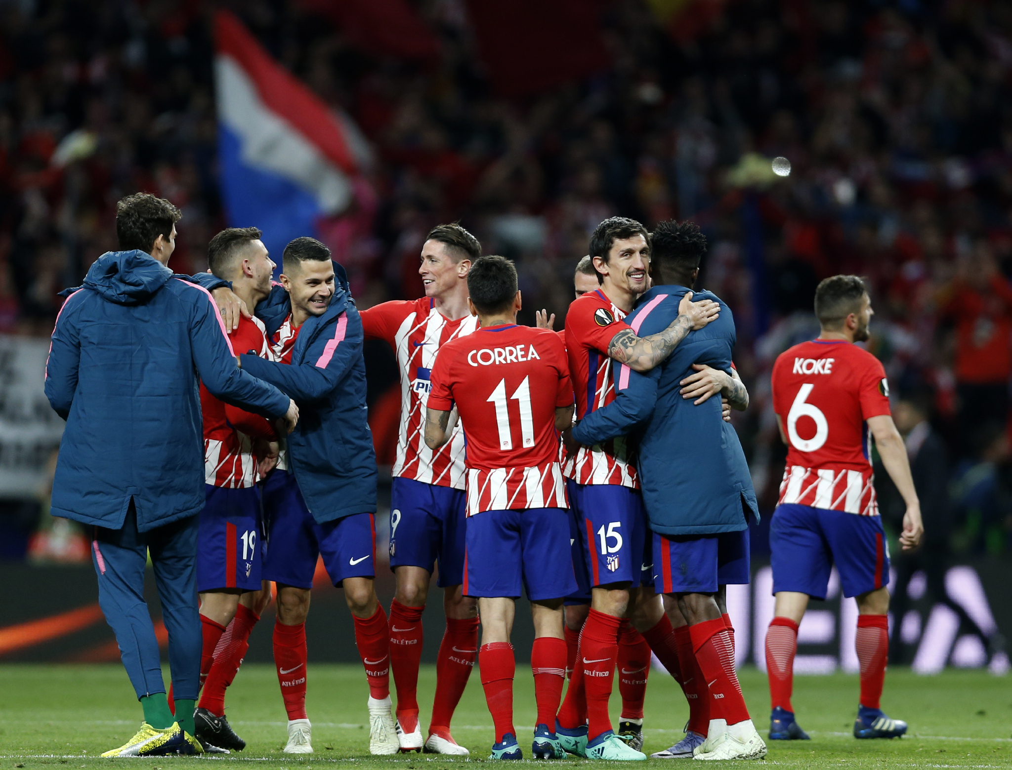 欧冠2-1逆转！巴萨天降神兵：后卫3分钟梅开二度创历史，逼近前八（欧冠2-1大逆转！巴萨神兵突现：后卫3分钟双响创历史，距离八强一步之遥）